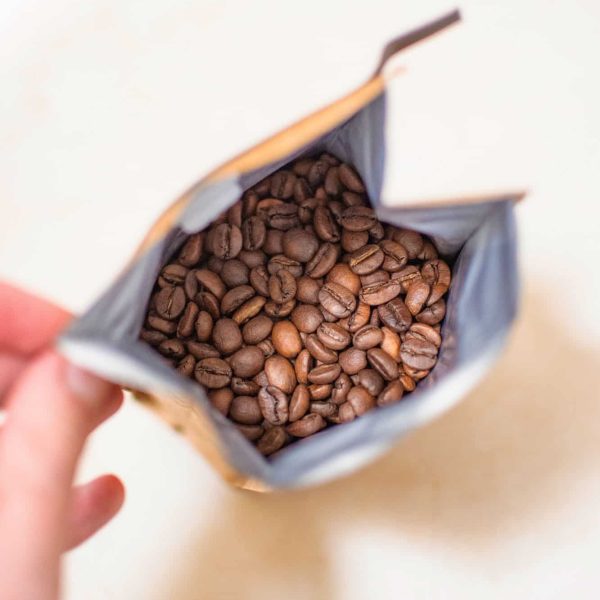 pacote com grãos de café arábica